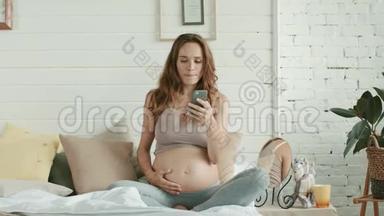 特写<strong>孕妇</strong>在卧室拍<strong>孕妇</strong>肚子的手机自拍