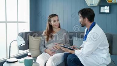 微笑孕妇出诊医生。 产科咨询孕妇