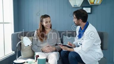特写孕妇在医院和医生谈话。 孕妇保健