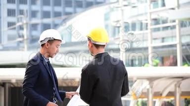施工工程师团队合作安全套装信任团队在施工现场持有白色黄色安全安全帽安全设备