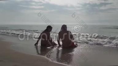 一对夫妇坐在海滩上，在日出时用智能手机<strong>拍照</strong>。 浪漫夫妇在夏天用智能手机<strong>拍照</strong>。
