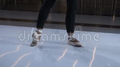 造型芭蕾舞演员站芭蕾舞鞋特写体操女孩时尚T<strong>台</strong>4K。