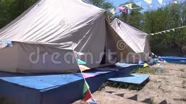 夏季在Glamping地区有白色大<strong>帐篷</strong>的营地
