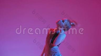 年轻时尚的女孩在工作室跳舞的彩色霓虹灯背景。 音乐d j海报设计..
