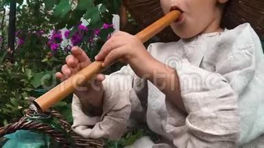 小宝宝用小<strong>木笛</strong>演奏。 近距离观看白种人儿童`手指在乐器上演奏