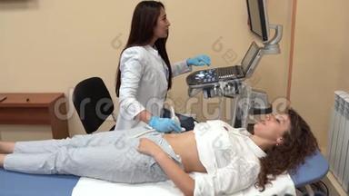 在医院，医生为孕妇做超<strong>声波</strong>/超<strong>声波</strong>扫描