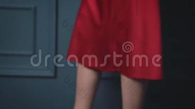 美丽的黑发女郎身着丝质红色礼服晚装靠在<strong>蓝色</strong>的墙壁上晒出<strong>奢华</strong>的生活魅力