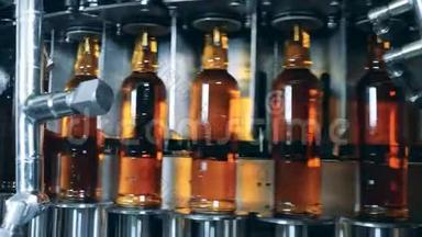 在工厂的工作机器上装满酒精的瓶子。 <strong>威士忌</strong>，苏格兰<strong>威士忌</strong>，波旁<strong>威士忌</strong>。