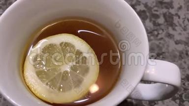 一杯热茶里的柠檬片