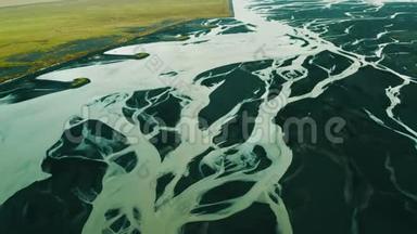 冰川<strong>河流</strong>和黑色火山沙的空中俯视图.. 绿色平原和<strong>河流</strong>三角洲与编织<strong>河流</strong>的无人视野。