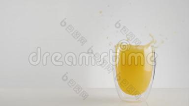 冰块溅起气泡，<strong>放入</strong>新鲜的橙汁或菠萝汁，<strong>放入</strong>双壁杯中
