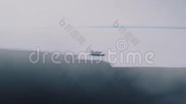 希夫斯船<strong>气垫</strong>船旅游娱乐在贝加尔湖浮动旁边的利vyanka。