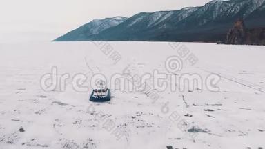 希夫斯船气垫船旅游娱乐在贝加尔湖浮动旁边的利vyanka。