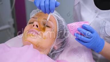 美容师用刷子把女人`脸上的化学。 清<strong>洁面</strong>部皮肤，减轻雀斑皮肤。