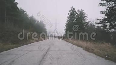 在城市道路上的沥青上飞行照相机在<strong>山雾雾雾雾雾雾雾</strong>森林多云冷冬天电影院