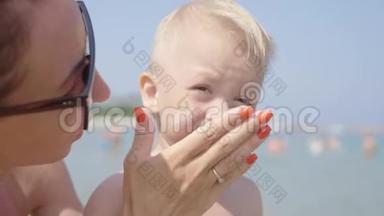 妈妈在暑假期间给可爱的幼儿男孩涂<strong>防晒</strong>霜。 儿童保健