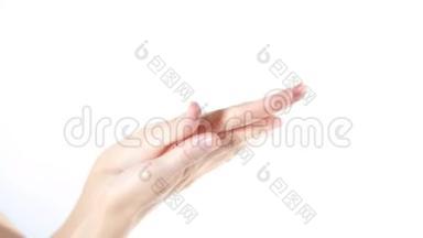 妇女用酒精消毒凝胶<strong>洗手</strong>，以清洁白色背景下的手卫生
