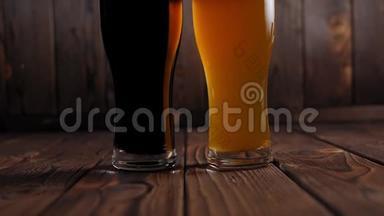 在木制背景上特写两杯啤酒，深色啤酒和淡啤酒