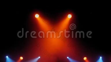 音乐会上有烟雾的舞台灯光。 拍摄背景。 舞台灯光和烟雾。