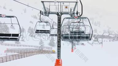 在雾天降雪期间，滑雪场下降到滑雪场的椅子