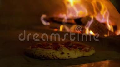 意大利比萨饼意大利香肠是在烤箱里煮的，餐馆比萨饼是在传统餐馆的木头烤箱里煮的。