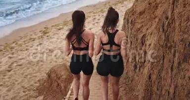 2.这两个身材匀称、爱运动的女孩跑到海滩上，一边做运动，一边享受彼此的陪伴