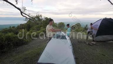 露营者在山上的露营地搭起了帐篷，景色令人惊叹