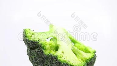 西兰甘蓝旋转，剪成半枝的花序侧卧，新鲜的绿色蔬菜。