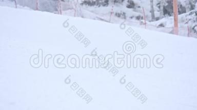 <strong>滑雪场滑雪场</strong>雪坡山上的运动员滑雪