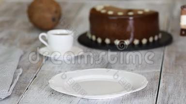 一块巧克力慕斯蛋糕，椰子馅在旧的木制背景上。 <strong>配镜</strong>面釉的慕斯蛋糕..