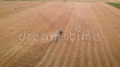 日落时分<strong>联合</strong>收割机农业机械收割黄金熟麦田的鸟瞰图。 收获粮食