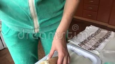 煮棉花糖。 一个女人用糕点袋和喷嘴填充华夫饼锥棉花糖。 把它放在托盘上