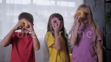 快乐的童年，无忧无虑的孩子们在<strong>联合</strong>庆祝<strong>活动</strong>中用一只眼睛看甜甜圈，孩子们的聚会