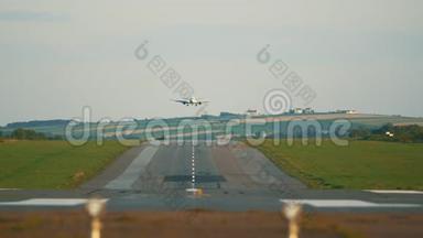 一个<strong>正面</strong>的视频，一个机场降落带与<strong>飞机</strong>，下降，着陆和骑向相机。
