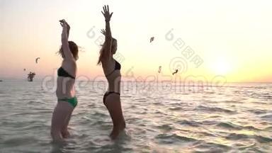 在两个女人跳<strong>舞</strong>的<strong>背景</strong>下，彩色风筝冲浪者