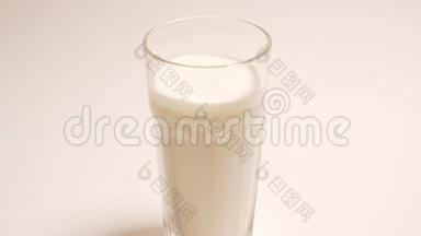 停止在椰奶上倒入一杯新鲜的素食酸奶。 白色透明玻璃中的<strong>环保</strong>牛奶