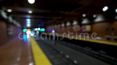 从地铁站出发的地铁列车。 视频是故意和最初拍摄的焦点