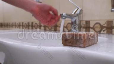 男人在洗手池里用洗手液洗手。 保护冠状病毒
