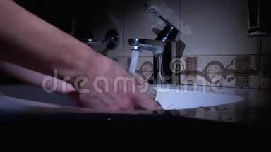 男人在洗手池里用洗手液洗手。 保护冠状病毒