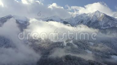 神奇的冬季景观从无人机雪峰在多云的天空背景。 空中射击冬季高山覆盖雪和雪