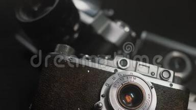 老式胶片摄影相机就在其他老式模拟相机的背景下