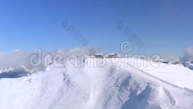 从冬季山地度假胜地上方的空中景观。 人们在冬季<strong>滑雪场</strong>的雪坡上滑雪和滑雪板。 <strong>滑雪场</strong>
