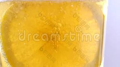 苏打水中柠檬片的慢镜头。
