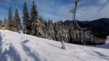 从滑雪椅电梯到滑雪滑<strong>雪坡</strong>，滑雪者滑在滑<strong>雪坡</strong>。 滑雪胜地