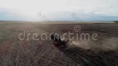 农业机械对农村土地工作的工业农田鸟瞰图