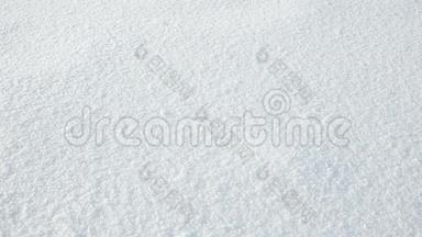 白色清新的雪落在雪的背景上。