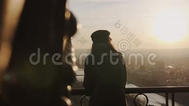 电影剪影拍摄的年轻快乐的旅游妇女微笑的镜头，史诗般的巴黎天空埃菲尔铁塔慢动作。