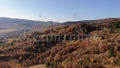 鸟`喀尔巴阡山美丽的秋天景观的视野。 空中钻孔4K<strong>电影片段</strong>