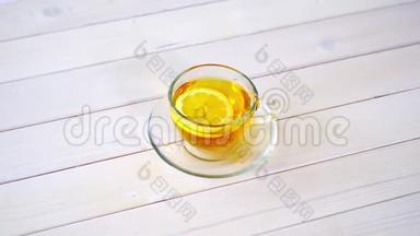 酒杯与中国传统茶和柠檬片在白色桌子上。