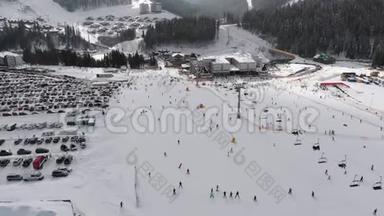 在滑雪场滑雪电梯附近的滑雪坡上看到<strong>很多人</strong>滑雪的空中景色